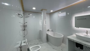 A modern bathroom with a bathtub, a toilet, and a sink. - Dacha Thoddoo White Sand (Thoddoo)