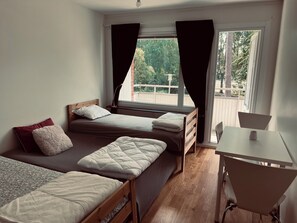 3 bedrooms, desk, iron/ironing board, free WiFi