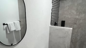 Kamar Double Basic, 1 Tempat Tidur Queen | Kamar mandi | Shower, perlengkapan mandi gratis, handuk, dan sabun