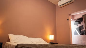 Escritorio, wifi gratis y ropa de cama