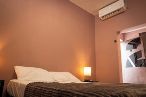 Habitación estándar doble, 1 cama de matrimonio | Escritorio, wifi gratis, ropa de cama