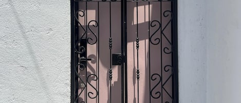 Vista frontal de la propiedad