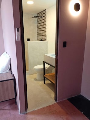 Basic dubbelrum - 1 queensize-sÀng | Badrum | Dusch, gratis toalettartiklar, handdukar och tvÄl