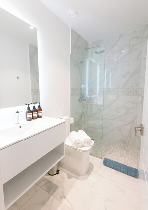 Dusche, Haartrockner, Handtücher, Seife