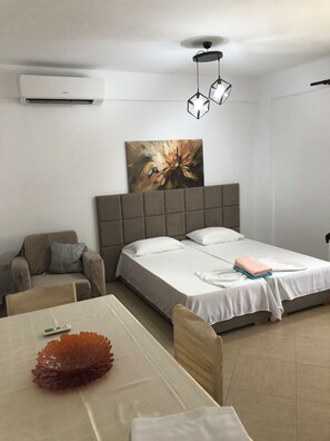 Habitació doble Deluxe, balcó, vistes al turó | Wifi gratuïta