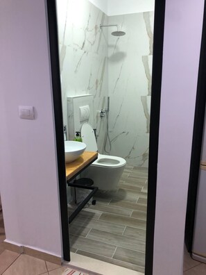 Deluxe Double Room, Balcony, Hill View | Bathroom - Monas Guesthouse (Sarandë)