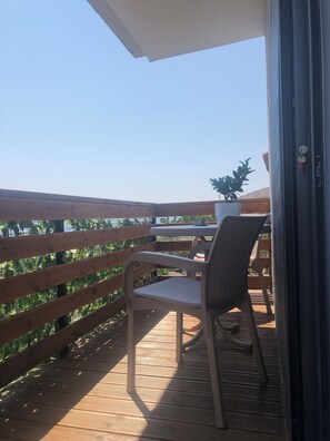 Habitación estándar con 1 cama matrimonial o 2 individuales, balcón, vista al jardín | Terraza o patio