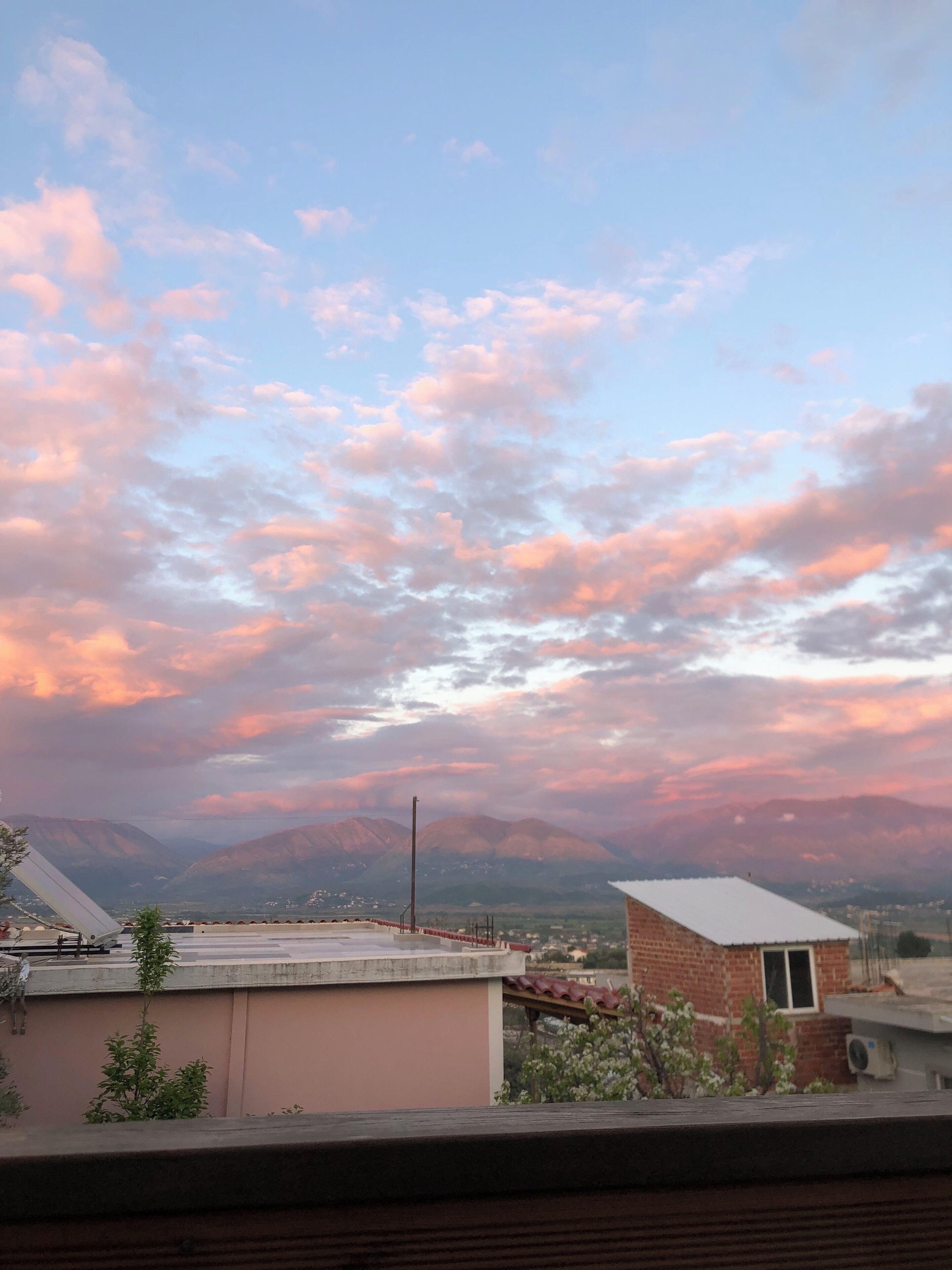 Zona residencial con vistas a montañas al fondo.