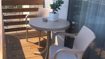 Chambre Standard Double ou avec lits jumeaux, balcon, vue jardin | Terrasse/Patio