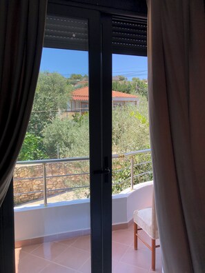 Habitació doble estàndard, balcó, vistes al turó | Terrassa o pati