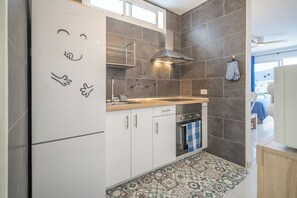 Kühlschrank, Mikrowelle, Ofen, Herdplatte