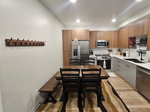 Réfrigérateur, micro-ondes, plaque de cuisson, lave-vaisselle