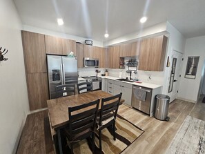 Kühlschrank, Mikrowelle, Herdplatte, Geschirrspüler