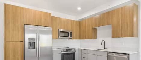 Réfrigérateur, four à micro-ondes, surface de cuisson, lave-vaisselle