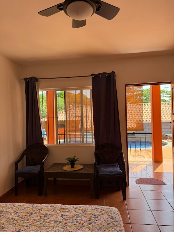 Habitació Comfort, vistes a la piscina | Planxa i posts de planxar i wifi gratuïta