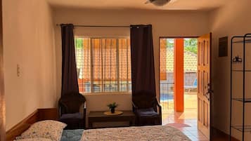 Quarto conforto, vista para a piscina | Ferros/tábuas de passar roupa, Wi-Fi de cortesia