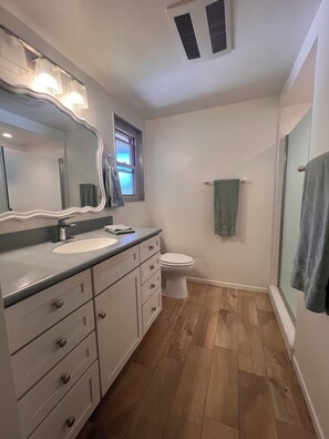 Doccia, asciugacapelli, asciugamani, sapone