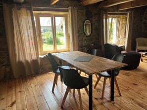 Dining - Cottage golf Morbihan (Plougoumelen)