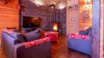 Een televisie, een open haard en tafelvoetbal