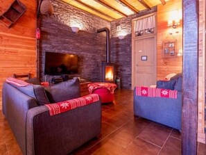 Télévision, cheminée, baby-foot