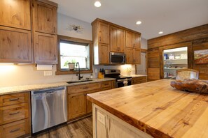 Microwave, oven, stovetop, dishwasher - The Cabin at Legacy Lake! (Opelika)