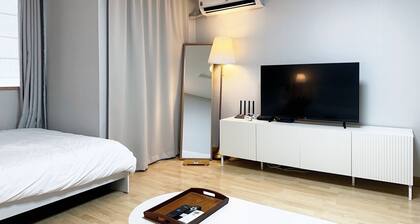 5 Minutes from Gangnam Station / A Cozy Healing Hideout in the Heart of the City