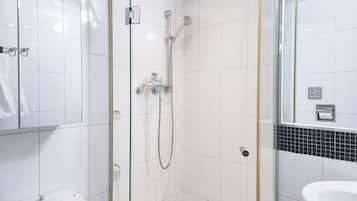 Secadora de cabello, toallas, jabรณn, shampoo