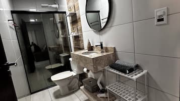 Douche, serviettes fournies, papier toilette