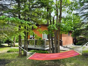 Terrace/patio - Short Drive to the Beach/Fishing/Treed Yard/Year Round Cottage/Family Kitchen (Winnipeg Beach)