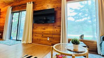 Smart TV, libros y estéreo