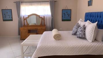 4 bedrooms, iron/ironing board, WiFi, bed sheets