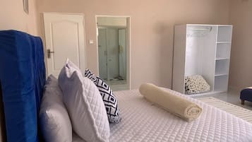 4 bedrooms, iron/ironing board, WiFi, bed sheets