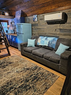 Smart-TV, Kamin, DVD-Player, Bücher