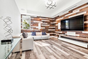 Télévision, lecteur de DVD, chaîne hi-fi, espaces bureaux