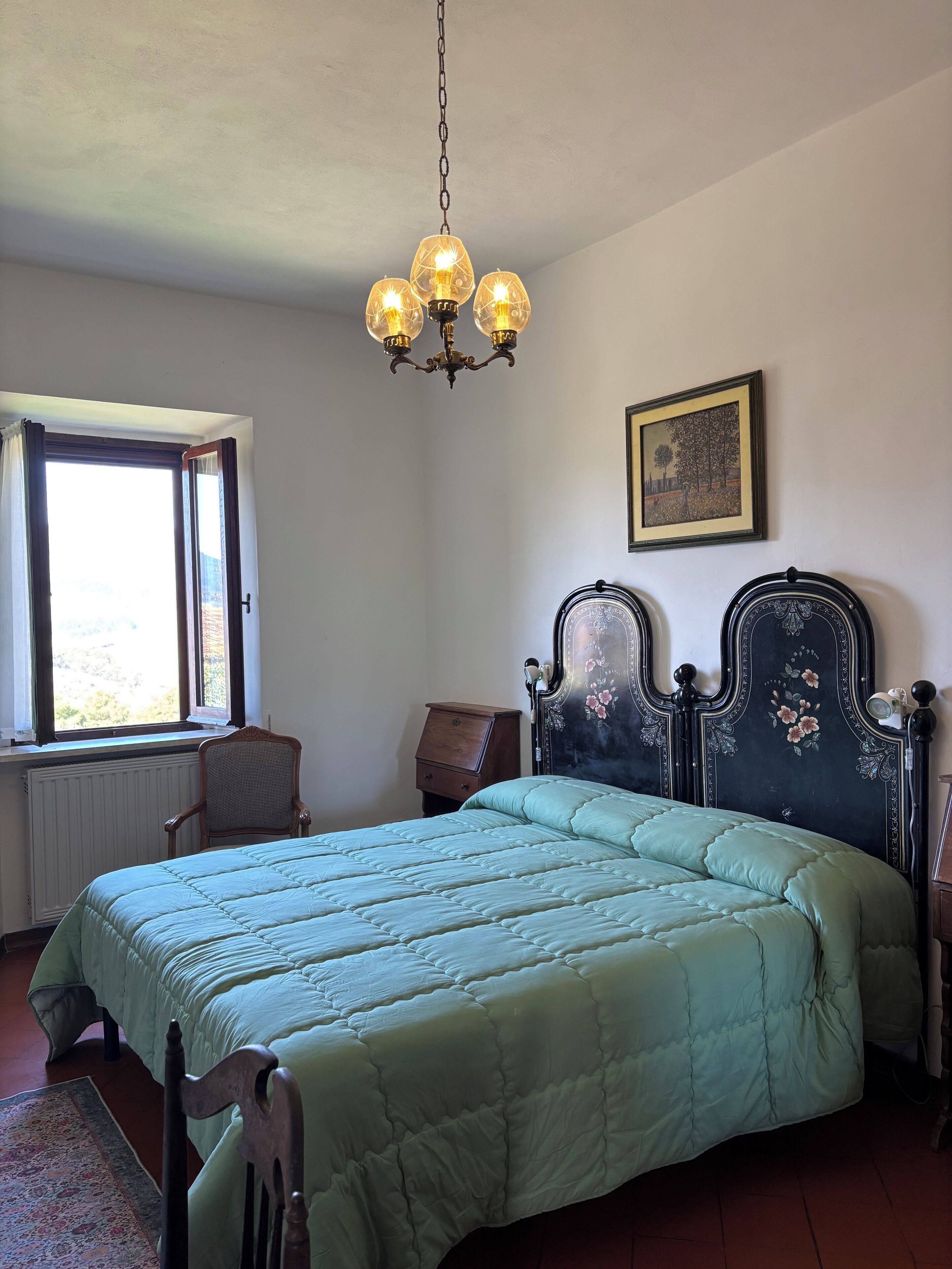 Deluxe Room, Hill View | Bathroom | Hair dryer, towels, soap, shampoo