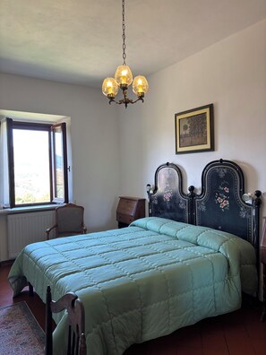 Rom – deluxe, utsikt mot høyde | Bad | Hårføner, håndklær, såpe og sjampo