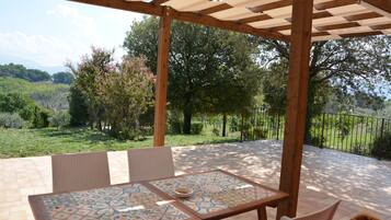 Appartamento, vista collina | Terrazza/patio