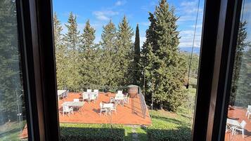Suite familiare, vista collina | Una scrivania, postazione laptop, Wi-Fi gratuito