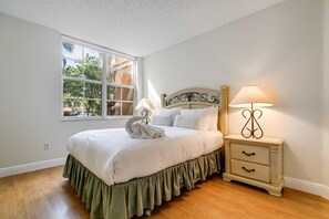 3 bedrooms, desk, WiFi, bed sheets