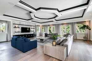 Télévision, lecteur de DVD, chaîne hi-fi, espaces bureaux