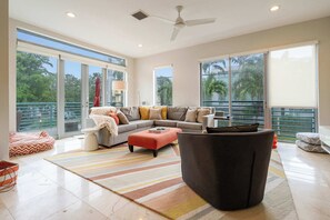 TV, DVD player, books - 4-Bed + Den with pool in Las Olas, Ft Lauderdale (Fort Lauderdale)