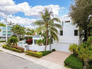 Property grounds - 4-Bed + Den with pool in Las Olas, Ft Lauderdale (Fort Lauderdale)