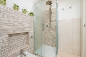 Dusche, Haartrockner, Bidet, Handtücher