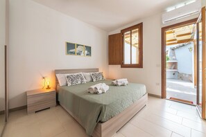 1 bedroom, travel cot, free WiFi, bed sheets