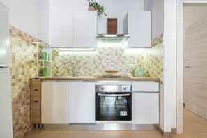 Réfrigérateur, un four, surface de cuisson, lave-vaisselle