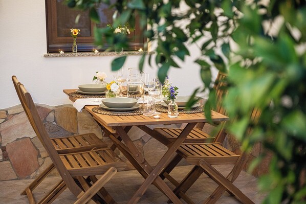 Outdoor dining - La Casa dei Fiori d'Arancio (Capoterra)