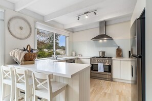 Een koelkast, een oven, een kookplaat, een vaatwasser