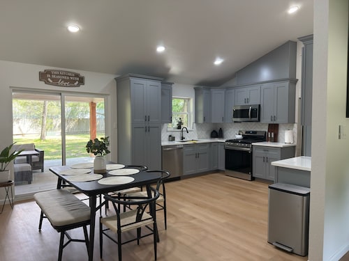 Welcome to your perfect getaway or family retreat in beautiful Magnolia Texas !