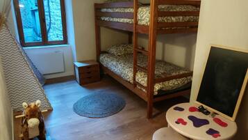 4 bedrooms, WiFi, bed sheets