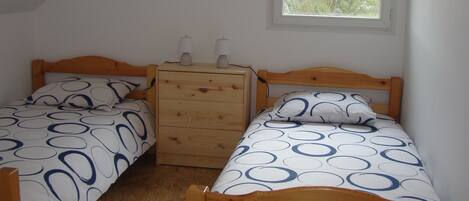 3 habitaciones, tabla de planchar con plancha, wifi y ropa de cama
